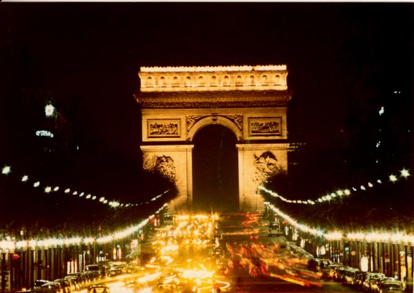 the-arc-de-triomphe-at-night-thomas-bezi