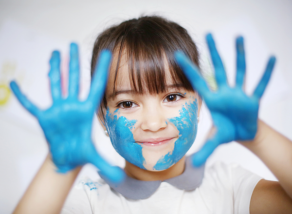 A 4 years old girl with paint on her hands Photograph by Catherine Delahaye
