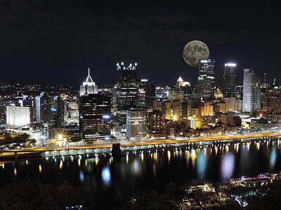 Halloween Elwell Royalty Free Images - Moon rising behind the Pittsburgh skyline Royalty-Free Image by Cityscape Photography