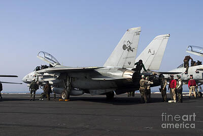 Sarah Yeoman Crow Paintings - An F-14d Tomcat On The Flight Deck by Gert Kromhout