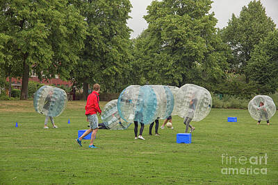 Creative Charisma - Playing bubble bump on grass by Patricia Hofmeester
