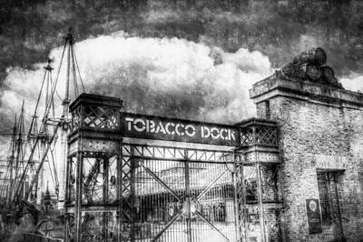 Dainty Daisies - Tobaco Dock London Vintage by David Pyatt
