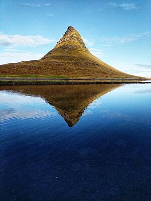 Line Drawing Quibe - Kirkjufell Reflection by William Slider