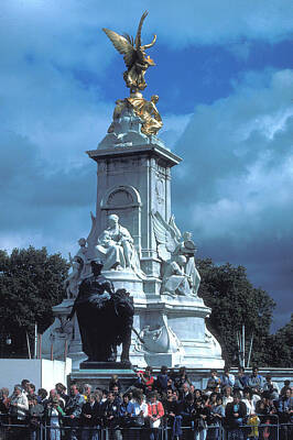 Laundry Room Signs - Monument and Sculpture at Buckingham Palace by Carl Purcell