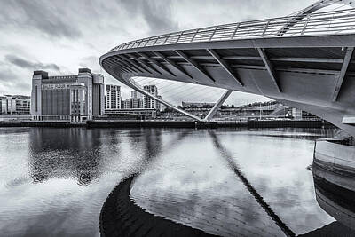 Achieving - Gateshead Millennium Bridge gq0046 by David Pringle
