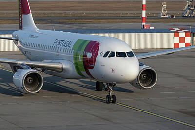School Tote Bags Royalty Free Images - TAP Air Portugal Airbus A319-111 Royalty-Free Image by David Pyatt