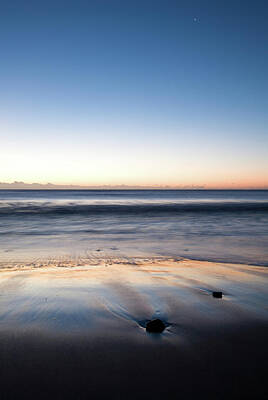 Graphic Tees - Ballynaclash beach at dawn, Blackwater, County Wexford, Ireland. by Ian Middleton