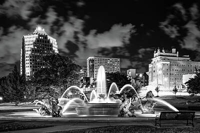 Curated Bath Towels - A Night at J.C. Nichols Memorial Fountain - Kansas City Plaza - Monochrome by Gregory Ballos