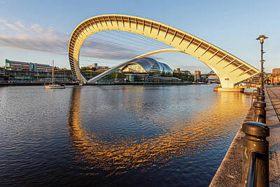 Cities Royalty-Free and Rights-Managed Images - Gateshead Millennium Bridge gq0086 by David Pringle