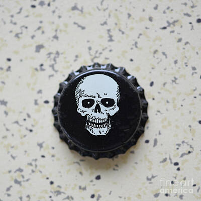 Beer Photos - Skull Beer Bottle Cap by Robert Tubesing